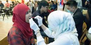 Begini Cara Atasi Karies dan Gigi Sensitif