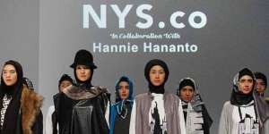 Kemegahan Gedung Tinggi New York pada Rancangan Busana Hijab