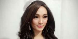 Foto Zaskia Gotik Bikin Heboh Jagat Maya