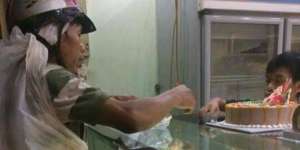 Mengharukan, Pemulung Ini Belikan Istrinya Kue Ulang Tahun