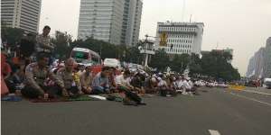 Peserta Demo 4 November Gelar Sholat Jumat di Jalan Thamrin