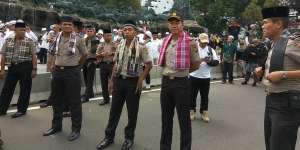 Polisi Bersarung Pikat Peserta Demo 4 November
