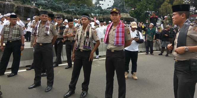 Polisi Bersarung Pikat Peserta Demo 4 November