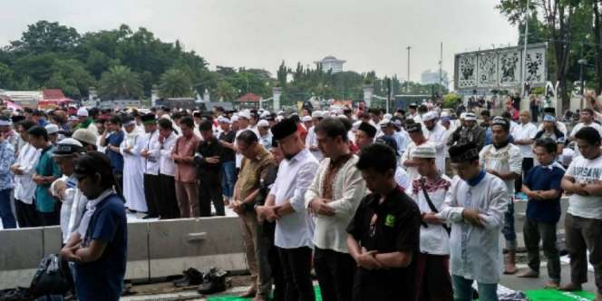 Penampakan Ahmad Dhani di Tengah Demonstran