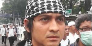 Shalawat Lucky Hakim di Tengah Demonstran