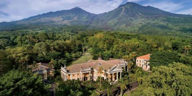 Nggak Disangka, Ada Istana Megah Tersembunyi di Hutan Pasuruan