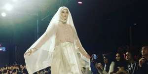 Irna Mutiara Pamerkan Koleksi Busana Syari di MFW 2016