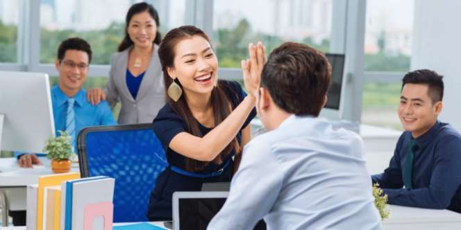 Jangan Ajukan 7 Pertanyaan Ini ke Teman Kerja