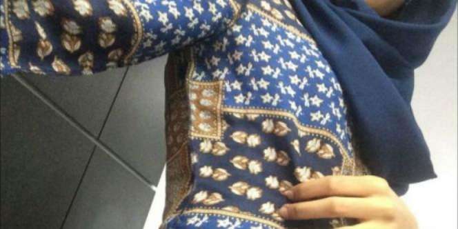 Cewek Ini Merasa Cantik Jadi Perhatian Orang, Duh Bajunya...