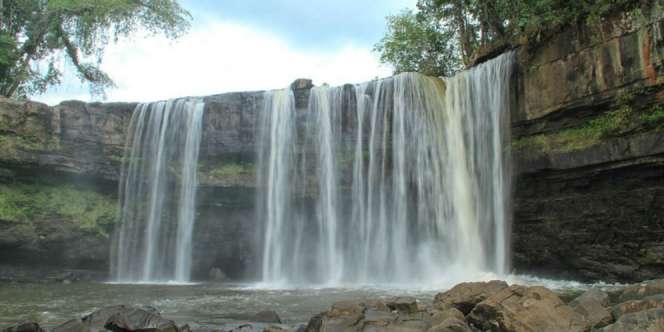 Membentang Indah, Air Terjun Ini Disebut Miniatur Niagara