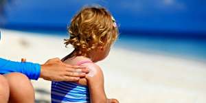 Ini Cara Lindungi Kulit Buah Hati Saat di Pantai
