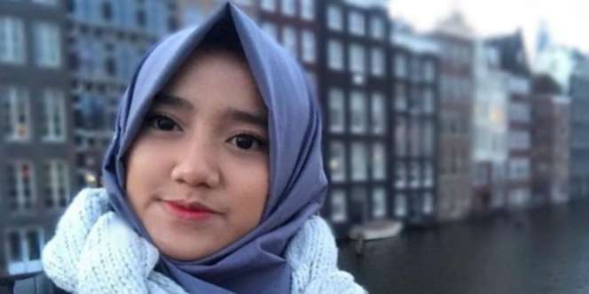 Wirda Mansur Bersihkan Sisa Makan Orang, Netizen Meleleh...