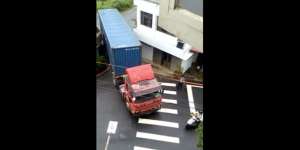 Lihat Bagaimana Truk Trailer Raksasa Lewati Gang Sempit