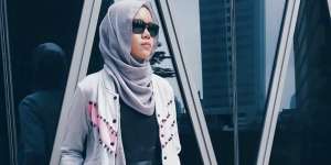 Yora A: Nggak Bosan Kenakan Busana Abu-abu