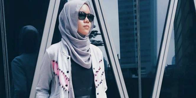 Yora A: Nggak Bosan Kenakan Busana Abu-abu