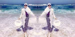 #HOTD: Novi Anggraini Berani Kenakan Putih Saat di Pantai