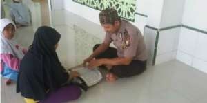 Polisi Ini Luangkan Waktu Jadi Guru Ngaji
