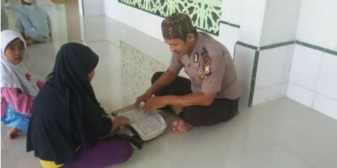 Polisi Ini Luangkan Waktu Jadi Guru Ngaji