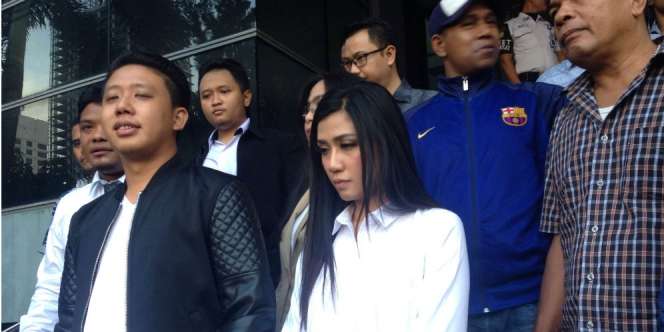 Suami Rey Utami Gelar Sayembara Rp50 Juta Cari Penebar Fitnah