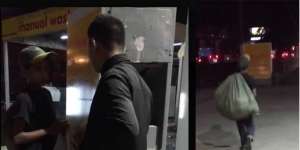 Lihat Remaja Mengais Tong, Pemuda Ini Lakukan Hal Menakjubkan