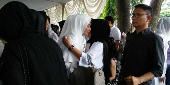 Serba Putih, Prosesi Haru Pemakaman Ayahanda Annisa Trihapsari