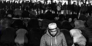 Ratusan Mahasiswa Yahudi dan Nasrani Lindungi Jemaah Sholat