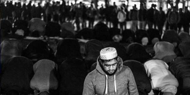 Ratusan Mahasiswa Yahudi dan Nasrani Lindungi Jemaah Sholat