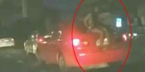 Wanita Misterius Itu Duduk di Bagasi Mobil yang Melaju Kencang