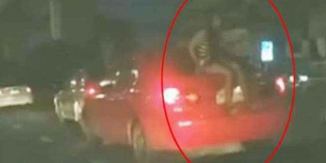 Wanita Misterius Itu Duduk di Bagasi Mobil yang Melaju Kencang