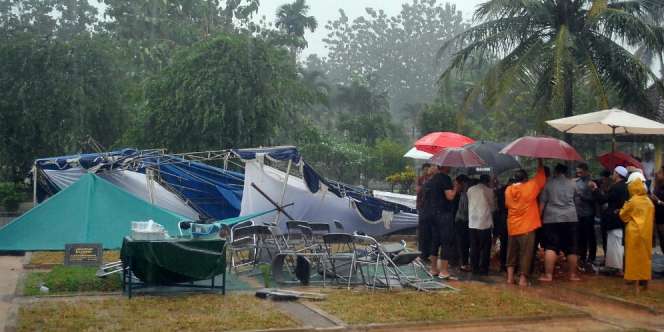 Video Pemakaman Sutan Bhatoegana Diiringi Hujan Badai