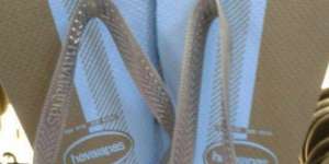 Heboh, Warna Sandal Jepit Ini Diperdebatan Ribuan Netizen