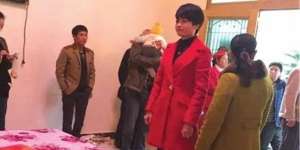Wanita Ini Rela Menikah Tanpa Kehadiran Mempelai Pria