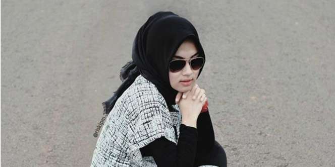 Kreasikan Hijab Hitam dengan Busana Berdetail Lucu