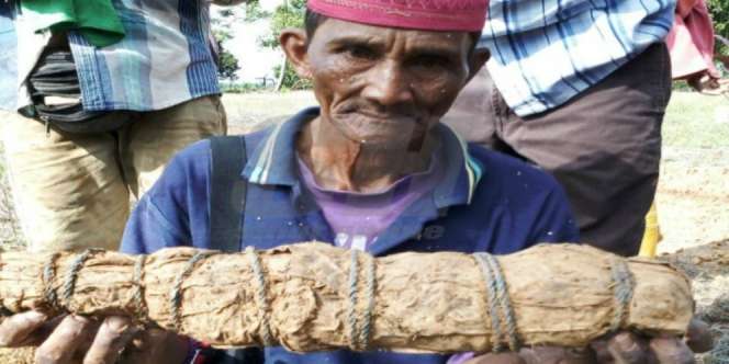 Geger Penemuan Benda Aneh di Atas Kuburan