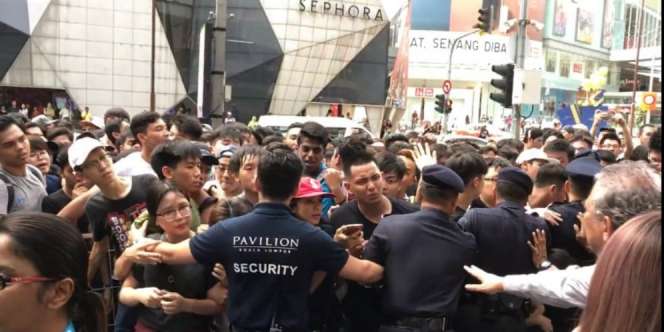 Antrean Menggila Warga Demi Sepatu Rp3 Juta