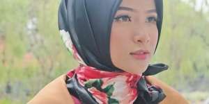 Tampil Lebih Simpel Mengenakan Hijab Floral