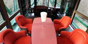 Jepang Punya Kereta Berdinding Kaca, Super Cool!