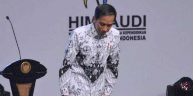 Beri Penghormatan, Jokowi Bungkukkan Badan ke Para Guru