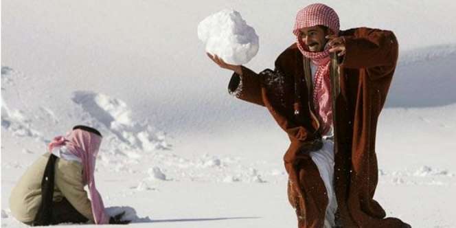 Lucunya Kala Orang Arab Bermain Salju di Gurun