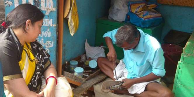 Kesederhanaan Bu Menteri Perbaiki Sepatu di Tukang Sol Jalanan