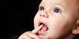 Jurus Anti Rewel Saat Bayi Tumbuh Gigi