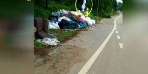 Terkuak! Misteri Pocong Berdiri di Mobil Rusak Pinggir Jalan