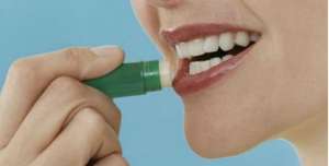 Cara Ampuh Mengatasi Bibir Kering dan Pecah-pecah