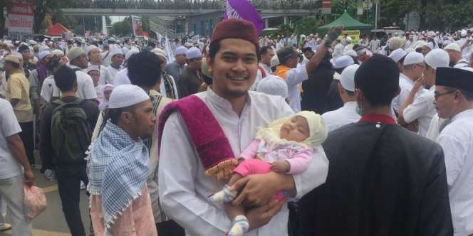 Ajak Bayi Ikut Aksi Damai, Aktor Ini Dapat Diprotes