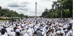 Peserta Aksi '212' Sholat Jumat di Bawah Guyuran Hujan