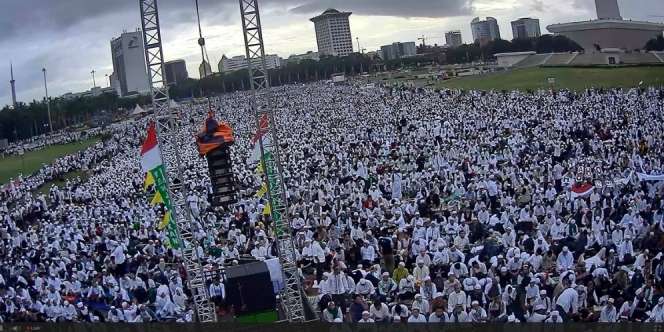 Sholat Jumat Terbesar Bikin para Artis Merinding