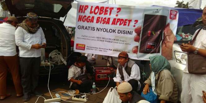 Aksi Damai 212: Dari Makanan, Wifi, Hingga Colokan Gratis