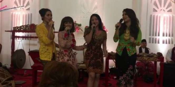 Dewi Perssik dan Jupe Akur, Duet Nyanyi Satu Panggung