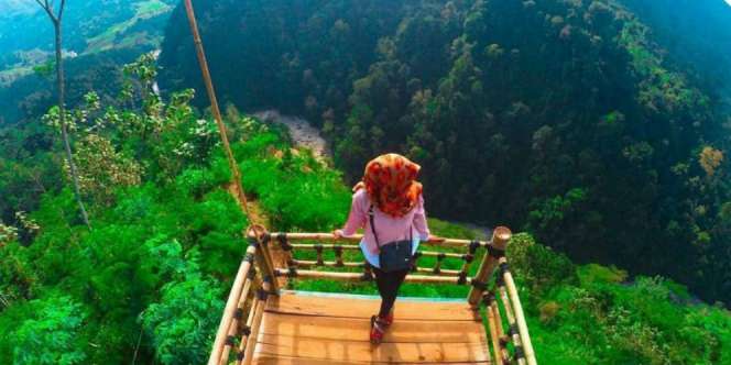 Melihat Pesona Bukit Asmara Situk yang Seindah Namanya