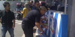 Dicky Candra Copoti Stiker Fotonya di Pos Polisi